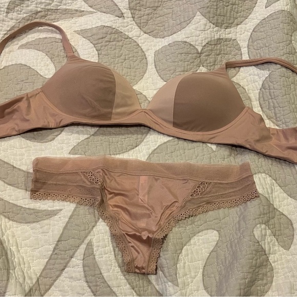 Victorias Secret plunge padded wireless bra (with matching panties -NWOT - Picture 4 of 6